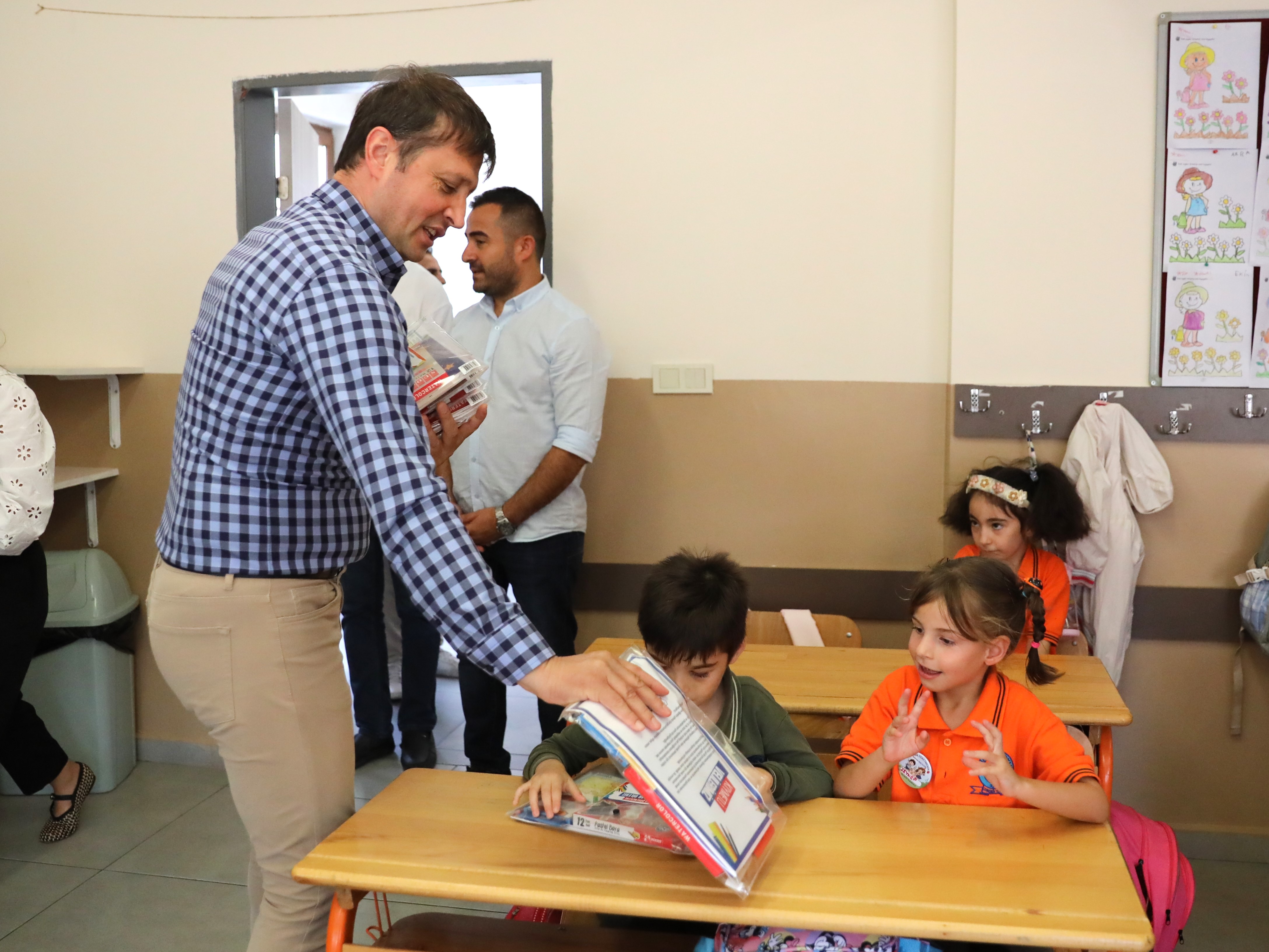 BAŞKAN VAHAP AKAY 1000 ÖĞRENCİYE KIYAFET YARDIMINDA BULUNDU