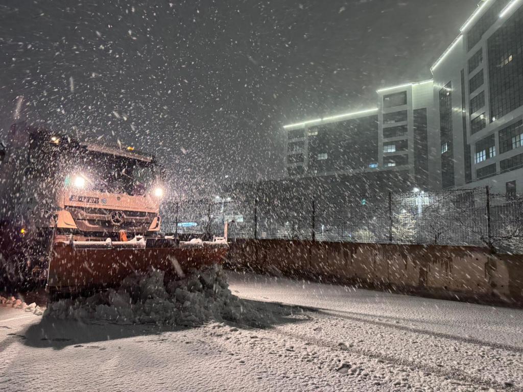 BÜYÜKŞEHİR'DEN KAR MESAİSİ