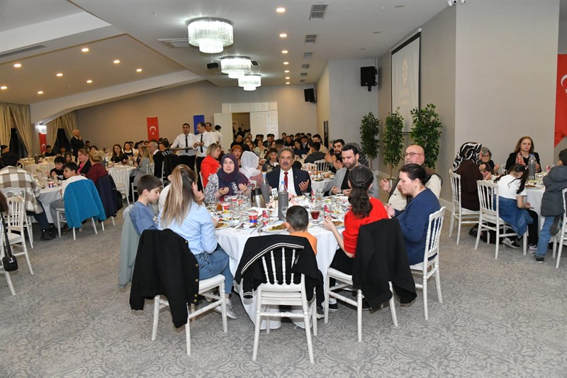 Dünya Yetimler Günü Münasebetiyle İftar Programı Düzenlendi