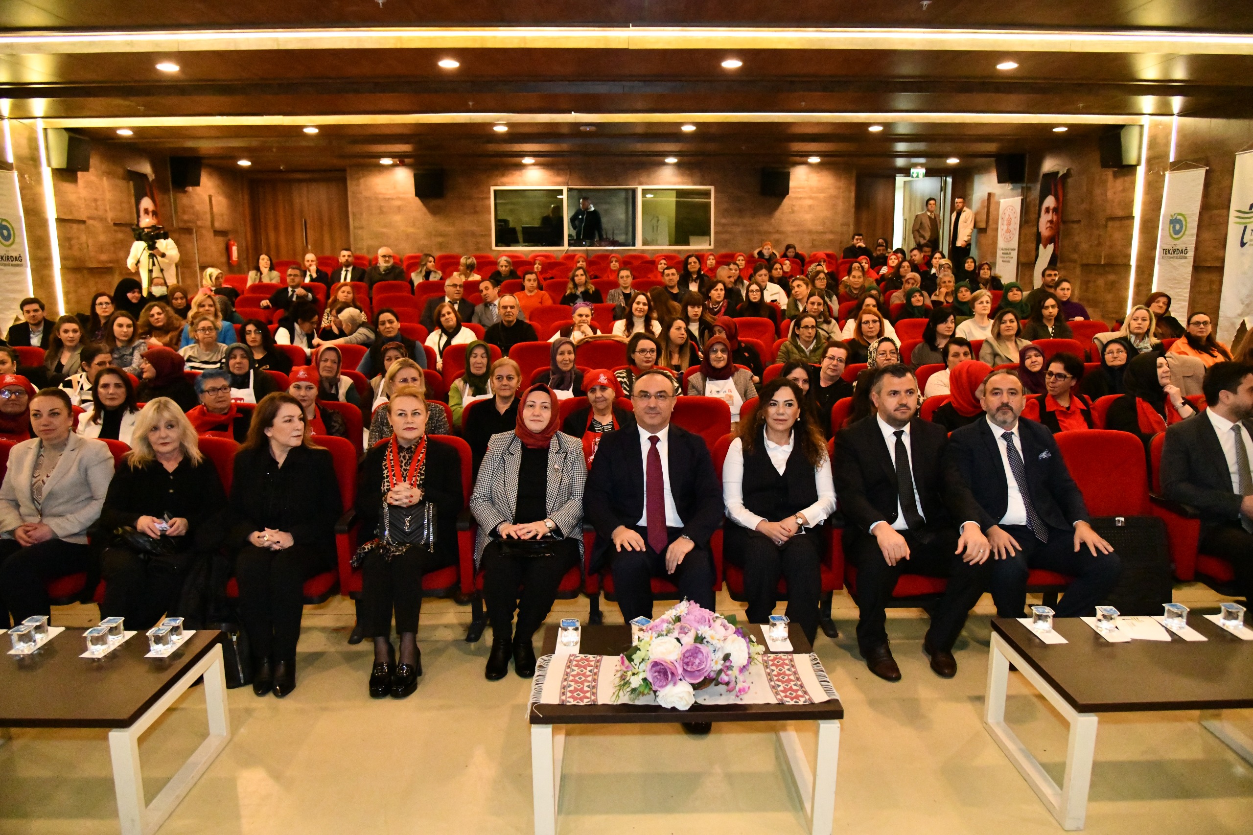 Kadın Girişimciliği ve Kadın İstihdamını Desteklemek Amacıyla İlimizde e-Ticaret Eğitimi ve Sergi Düzenlendi