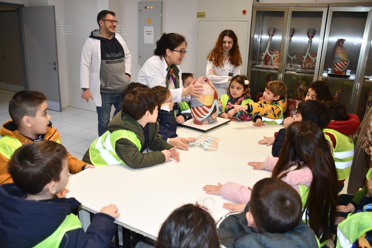 MİNİK ÖĞRENCİLER TEKİRDAĞ NKÜ LABORATUVARINDA İNSAN ANATOMİSİNİ YAKINDAN TANIDILAR
