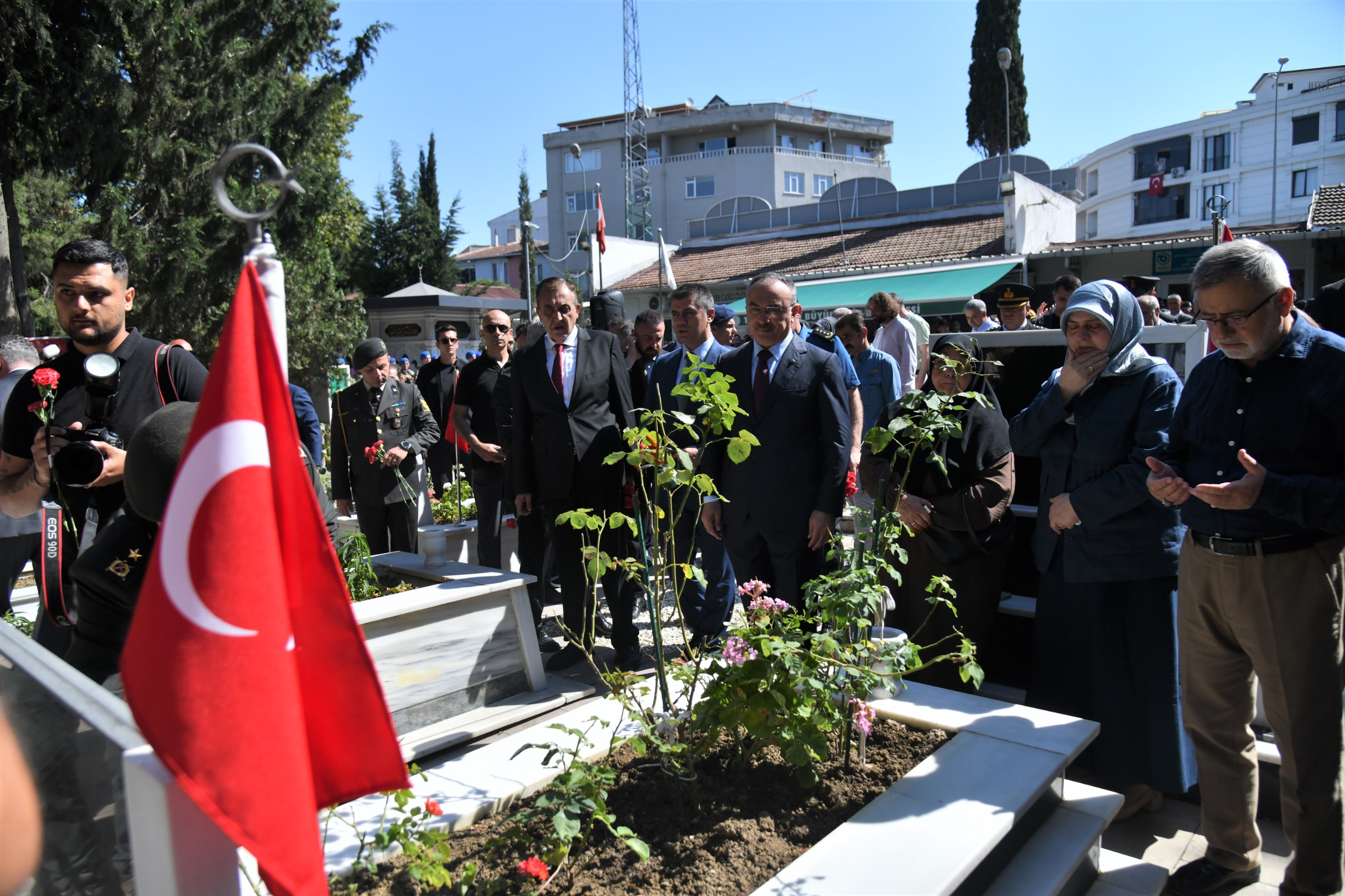 Vali Soytürk 15 Temmuz Demokrasi ve Milli Birlik Günü Münasebetiyle Şehitliği Ziyaret Etti