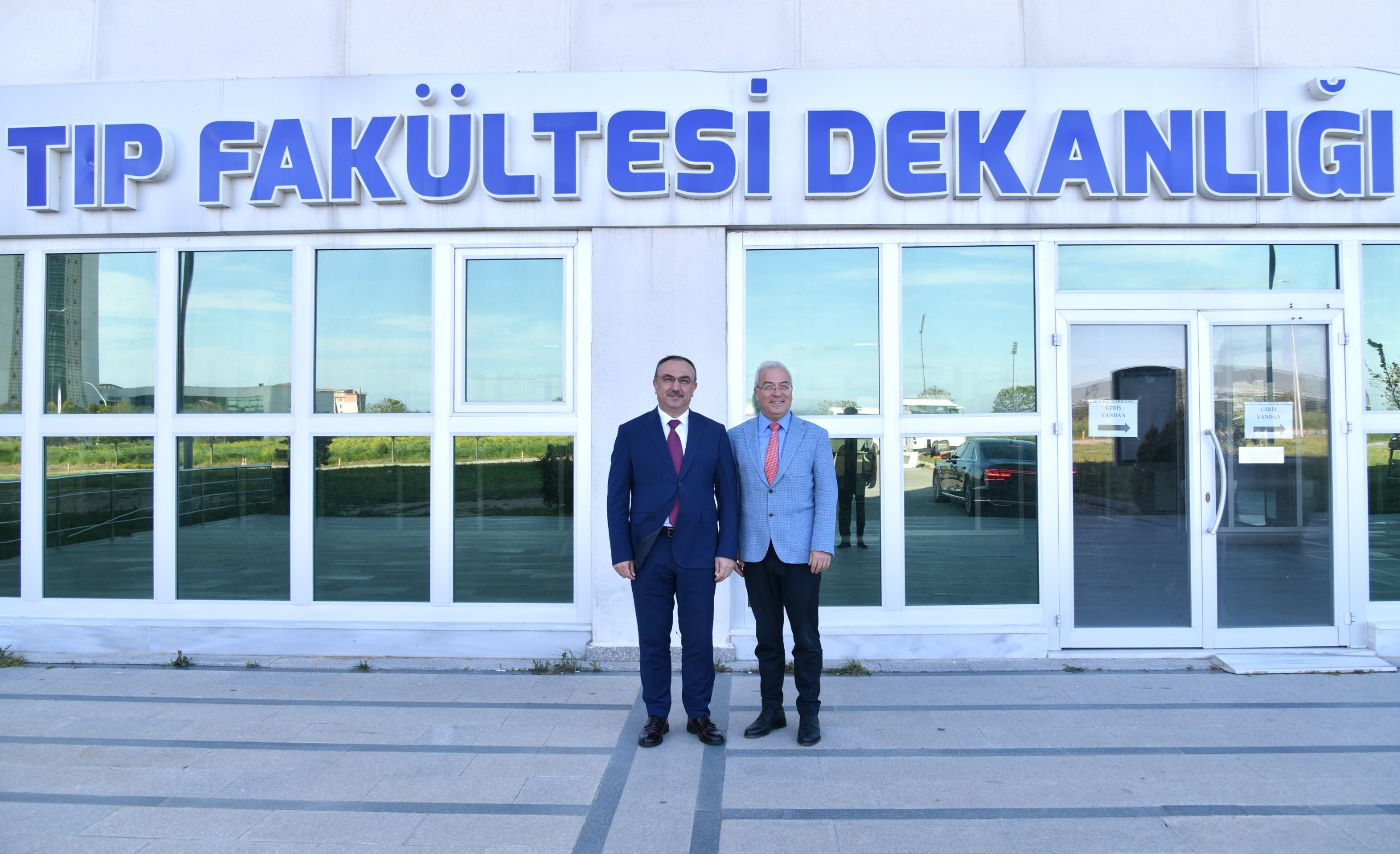 Vali Soytürk Tıp Fakültesi Dekanı Erdoğan Gültekin’i Ziyaret Etti