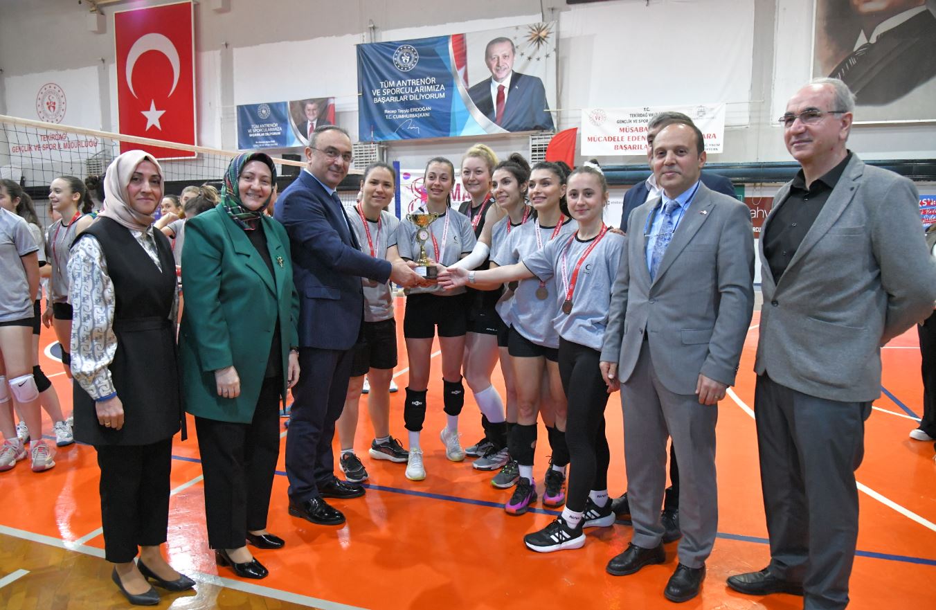 Vali Soytürk ve Nurdan Soytürk Voleybol Müsabakaları Ödül Töreni’ne Katıldı